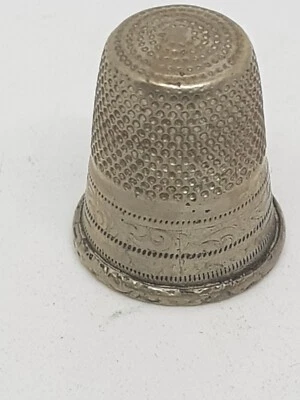 Ancien petit Dé a Coudre en métal   a motif de frise - Photo 1/4