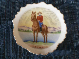 CAVALLO POLIZIA CANADESE MONTATO R.C.M.P. PIATTINO DECORATIVO SOUVENIR - Foto 1 di 4