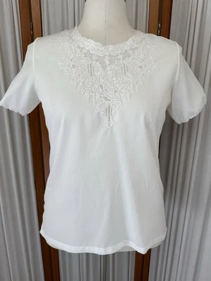 Blusa bordada à mão marca rosa vintage branca botão traseiro floral tamanho M anos 80 - Imagem 1 de 4