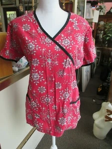 Top UA Scrubs manga corta diamantes rojos grandes acentos negros - Imagen 1 de 2