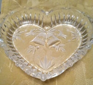 Mikasa Glas herzförmige BONBONSCHALE mit Weihnachts-/Hochzeitsglocken. EUC - Bild 1 von 4