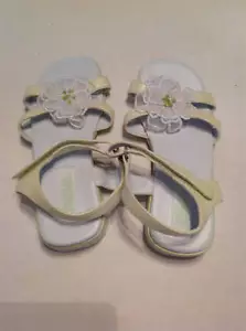 Neu mit Etikett Gymboree - Petit Four - limettenfarbene Blumen-Sandalen Größe 10 - Bild 1 von 3