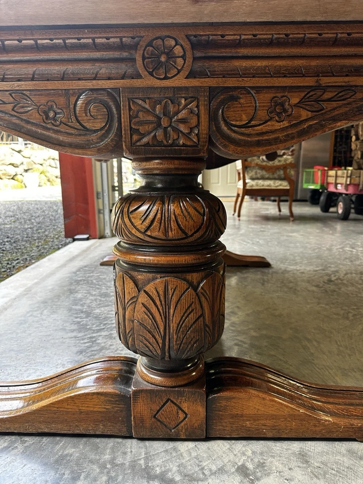 Antigua mesa de comedor europea tallada a mano - Rara Foto 1 de 4