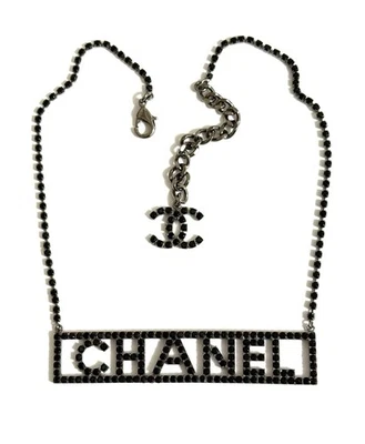 PRECIOSO COLLAR GRANDE CON LOGOTIPO DE LETRA CHANEL 2018 CRISTAL ESTRÁS NEGRO Foto 1 de 4