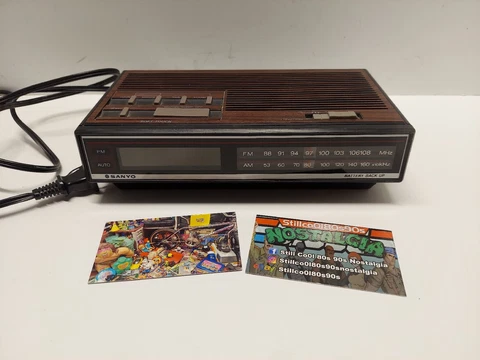 Vintage 1980's Sanyo AM/FM Radio Digital Alarm Clock RM 5008 Wood Grain Tested Cover