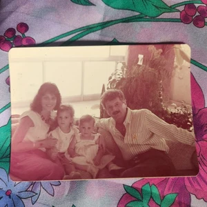 Vintage 80er Jahre Schnappschuss Foto Familienportrait Couch Hausleben 1985 - Bild 1 von 6