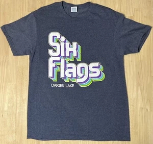(M) SIX FLAGS Darien Lake RETRO Nombre Adulto Camisa Teal Gráfico Azul Gris Camiseta Nueva sin Etiquetas - Imagen 1 de 7