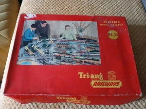A VINTAGE Tri -ang ELECTRIC MODEL RAILWAY, RS.24 231063 BOXED, IN GOOD ORDER. - Picture 1 of 24