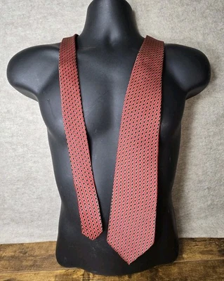 Corbata de seda hecha a mano Ashford & Brooks roja y negra con patrón geográfico Foto 1 de 4