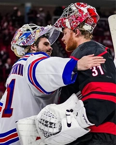 Foto de hockey Igor Shesterkin & Frederik Andersen Hand 2024 Shake Line 8x10 NHL - Imagen 1 de 1