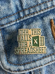 Divertido prendedor plateado y esmalte “Ohh…This Calls For A Spreadsheet” - Excelente estado - Imagen 1 de 4