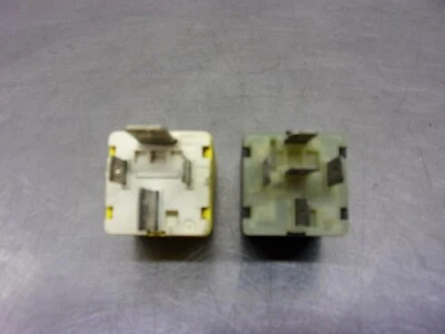 A 493 VESPA 150 ET4 M198F 2003 493 OEM SET RELÉ (DOS) Foto 1 de 4