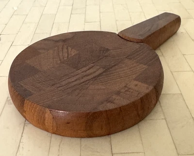 Tabla de cortar queso de teca Dansk vintage Jens Quistgaard para cuchillo incorporado Foto 1 de 4