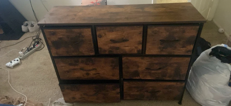 Presentamos la cómoda Elegance Oak, una mezcla perfecta de diseño atemporal. Foto 1 de 1