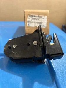 GM 20935252 OEM Rear Door-Lock Actuator Latch Release - Picture 1 of 3