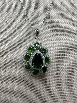 Precioso collar de plata de ley con circonitas blancas y diopsidas de cromo verde Foto 1 de 4