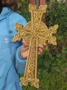 Cruz de madera tallada. Regalo para ella. Regalo para mamá, regalo de Navidad. 12" - Imagen 1 de 2