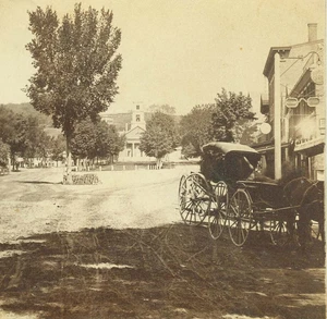 D0497~ Massachusetts – Fitchburg Main Street & Buggy & Church Stereoview-Moulton - Imagen 1 de 3