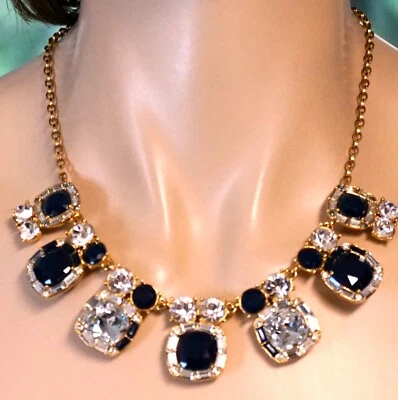 Collar llamativo diseño geométrico Kate Spade azul oscuro y estrás. Foto 1 de 4