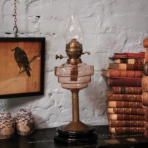 Lampada a olio in vetro rosa edoardiano - vetro mirtillo e ottone, Hinks n. 2 bruciatori - Foto 1 di 8