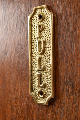 SOLID BRASS ANTIQUE STYLE PULL DOOR SIGN DOOR PLAQUE Cover