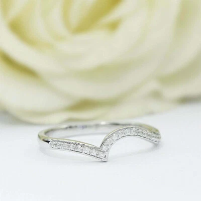 Alianza de boda redonda de diamantes de 0,15 quilates con media curva de eternidad de oro blanco de 14 quilates Foto 1 de 4