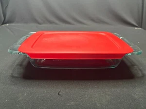 Pyrex - Plato de vidrio rectangular #232 -2 cuartos y tapa de plástico rojo - Imagen 1 de 6