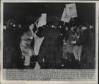 1952 Pressefoto italienische Polizei kämpft Unruhen Nationalisten in Triest - Nef03579