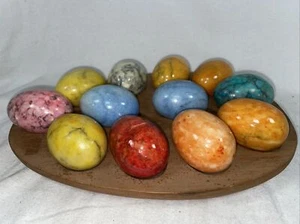 Bandeja de huevos de madera de teca Knobler MCM con 12 huevos de mármol de colores - Imagen 1 de 12