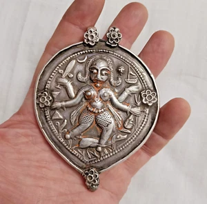 Grande Antiguo Indio Hindú Plata Amuleto Collar Colgante Arte Asiático - Imagen 1 de 3