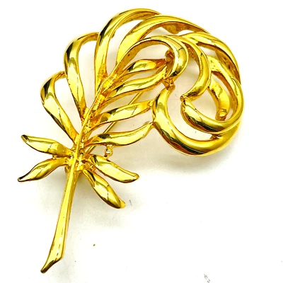 Broche de penas roladas tom dourado folha enrolada natureza jardim botânico árvores flores - Imagem 1 de 4