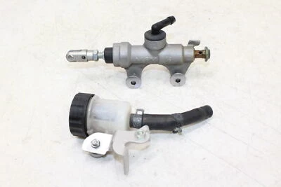 Главный цилиндр заднего тормоза 2006 Yamaha Yzf R6 с резервуаром - Изображение 1 из 4