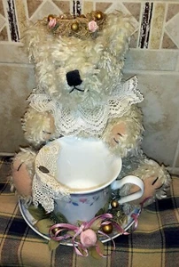De colección. Taza de té y platillo de porcelana Florette con ensamblaje de oso de peluche ~ decoración Grannycore - Imagen 1 de 12