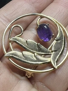 Bonito broche prendedor vintage de vidrio color amatista de mediados de siglo color dorado - Imagen 1 de 9
