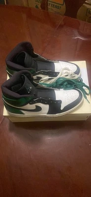 Talla 11 - Jordan 1 Retro Alto Verde y Blanco Boston Celtics 2009 Paquete DMP De Colección Foto 1 de 4