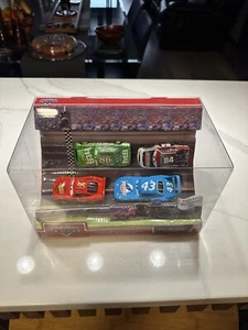 Confezione Regalo Disney Pixar Il Mondo delle Auto RACE AND CHASE - MATTEL N6053 - Foto 1 di 4
