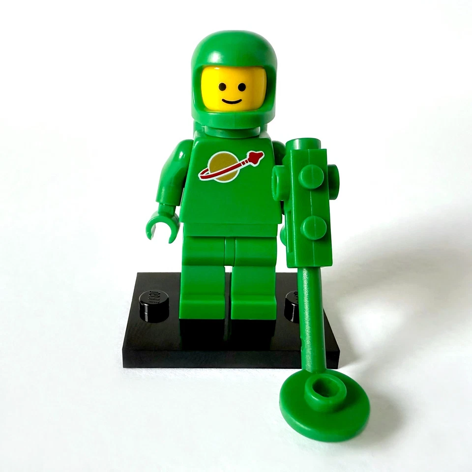 LEGO Space Spaceman Astronaut Minifigure Green with Classic Helmet Genuine NEW - Image 1 of 4