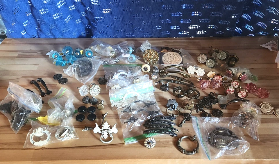 Lote de 100 + Manijas de Gabinete Herrajes Tiradores Perillas Mezcladas Algunas Viejas Algunas Nuevas Foto 1 de 4