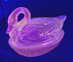 KEY LIME SWAN ART GLASS GLOWS PINK CANDY DISH DEPRESSION STYLE WOVEN NEST BASKET - Picture 1 of 15