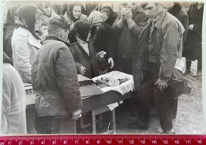 Bebé muerto en ataúd abierto años 50 funeral cadáver horror post mortem foto de colección - Imagen 1 de 2