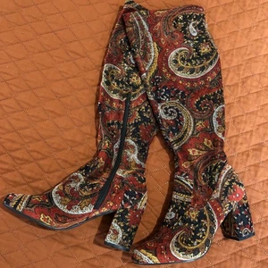 NWOT Size 6.5 60s Style Go-Go Boots - Diba - Red Paisley - Knee High - Picture 1 of 18
