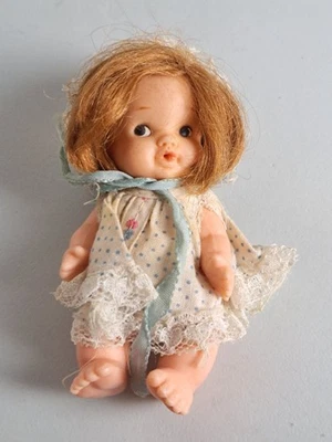 Vintage 1966 Uneeda BABY PEE WEE 4" DOLL in Original Outfit - Image 1 of 4