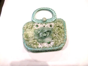 Green raffia purse, 3-dimensional flowers, beach purse, c. 1960s - Picture 1 of 13
