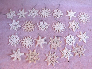 GEHÄKELTE SCHNEEFLOCKENORNAMENTE, TAIWAN, 23 ORNAMENTE - Bild 1 von 11