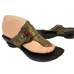 Donald Pliner Thong Sandals Green Croc Embossed Leather Womens 8M Cathie Buckle - Picture 1 of 8