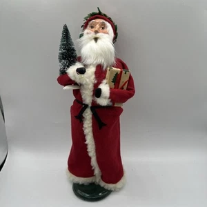 Byers Choice Weihnachtsmann 2023 mit Geschenk und Baum - Bild 1 von 9