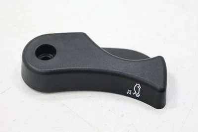 BMW 228I F44 2021-2024 TABLERO CAPÓ IZQUIERDO MANIJA LIBERACIÓN OEM 51237309606 Foto 1 de 4