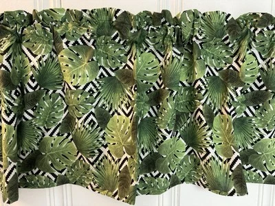 Casa rodante cámper con cortina de cenefa de plantas tropicales hecha a mano ventana de cocina Foto 1 de 4