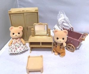MUEBLES Y 2 MUÑECAS CALICO CRITTERS - Imagen 1 de 9