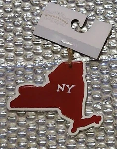WONDERSHOP ORNAMENTO METALLO ROSSO SU LEGNO STATO NY - Foto 1 di 2